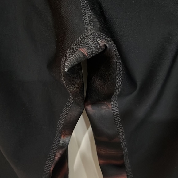 Peloton blk tights w/multi color pattern inside leg sz med 26” inseam - Picture 4 of 5